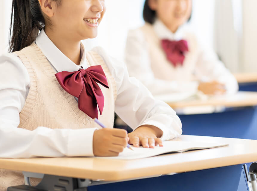教育ローン教育資金に こどもが通う学校の入学金、授業料、施設費 塾の入学金や授業料 家庭内学習環境設備（パソコン等）の購入 などの費用に