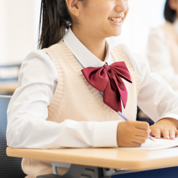 教育ローン教育資金に こどもが通う学校の入学金、授業料、施設費 塾の入学金や授業料 家庭内学習環境設備（パソコン等）の購入 などの費用に